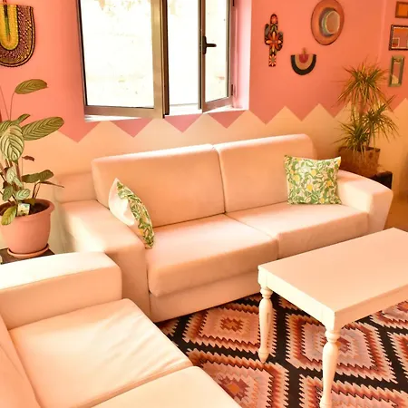 Trip'n'hostel Pink Bubble אכסניה טיראנה